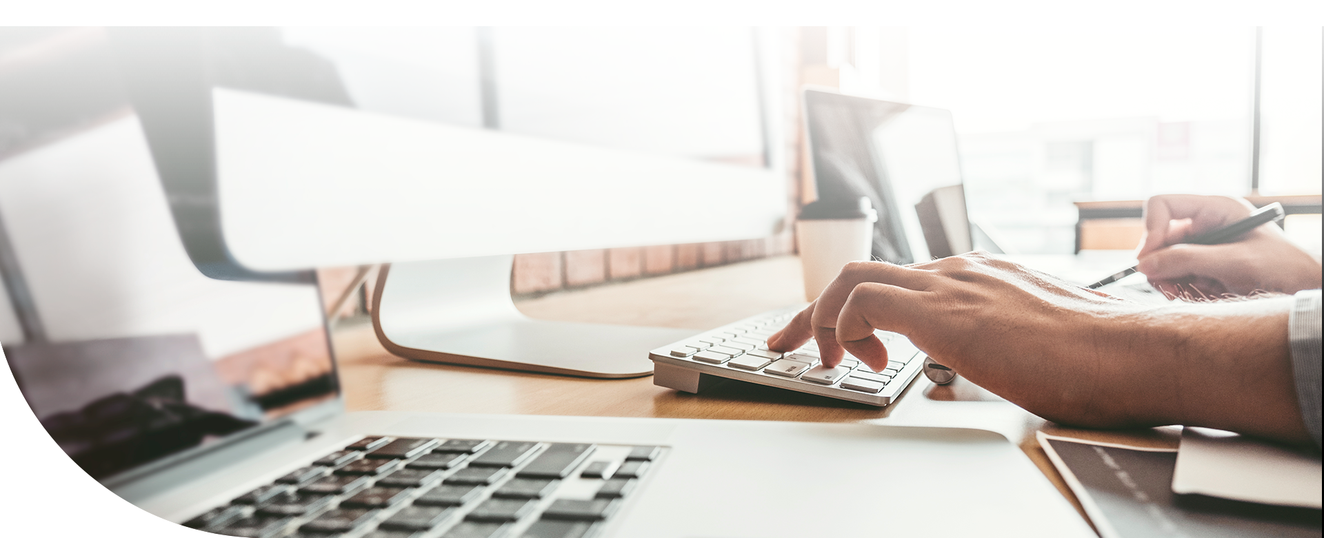 Manos de un hombre utilizando un teclado, de computadora.